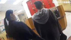 ▲新北陳姓陸配朝交通部門口丟擲鞭炮遭逮。（圖／翻攝畫面）