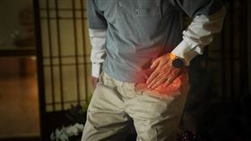 後天性腹股溝疝氣有時候與長時間站立、提重物、慢性咳嗽或便秘等腹壓增加有關。（圖／台北慈醫提供）