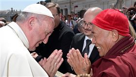 ▲靈鷲山心道法師為教宗方濟各點燈。心道法師：接下來就是我們來繼承聖者愛心。（圖／靈鷲山佛教教團提供） 