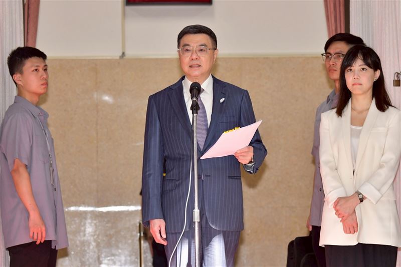 行政院長卓榮泰表示，國民黨副主席連勝文正在中國與獨裁政權寒喧握手，但黨主席朱立倫卻喊「戰獨裁」，政黨立場非常模糊。（圖／行政院提供）