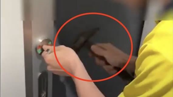 女子困列車廁所1小時！台鐵技師猛砸門鎖