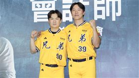 ▲中信兄弟江坤宇（左）和詹子賢出席首映活動。（圖／記者趙于瑩攝影）