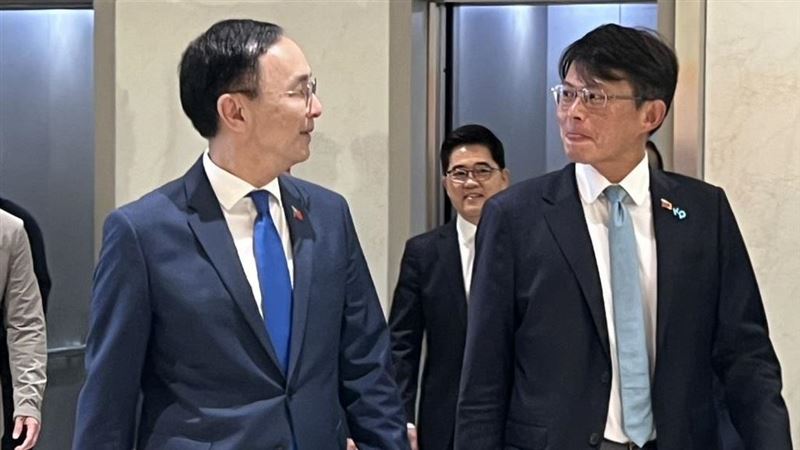 藍白兩黨主席會面，民進黨立法院黨團總召柯建銘表示「兩個白癡的空心主席自比美中高峰會議之川普與習近平，可能電影看太多了吧。」（圖／記者蘇晏男攝影）