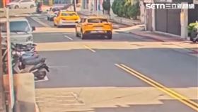  ▲北市士林區新建案工地鷹架掉落砸毀路過車輛。（圖／翻攝畫面）