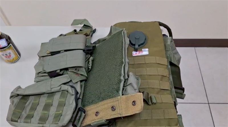 黃男身上穿著的軍事背心中，還藏有2瓶汽油彈。（圖／翻攝畫面）