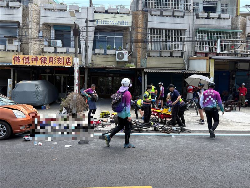 數名學生遭轎車逆向撞擊撞。（圖／翻攝畫面）