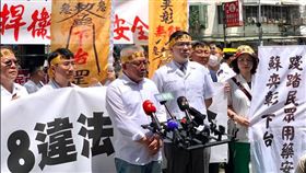 藥師公會全聯會今日於衛福部正門快閃抗議。（圖／記者簡浩正攝影）