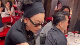 比莉體驗當火鍋店服務生，推醬料車沿路叫喊。（圖／翻攝自比莉ＩＧ)
