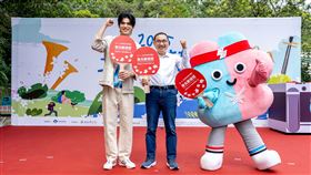 王品澔帥氣簽名時，大批粉絲開心圍繞著他。（圖／新北市客家事務局提供）