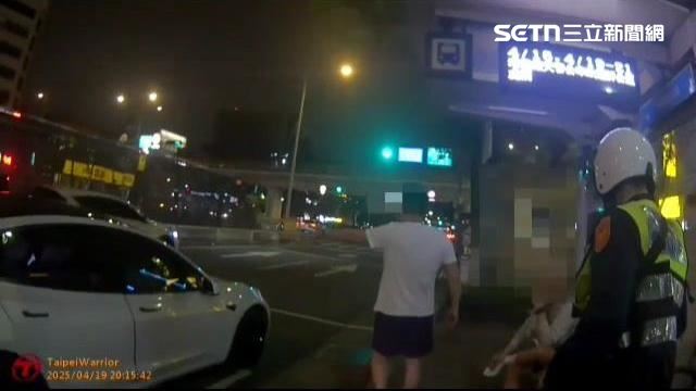 不滿後照鏡被拍打　特斯拉駕駛怒毆單車男