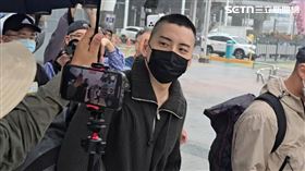 王大陸日前剃平頭準備入伍。（圖／記者吳泊萱攝影）