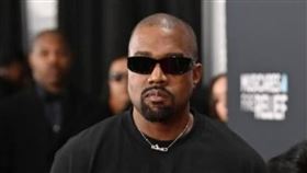 肯爺近期接受一個訪問時，直接穿黑色3K黨長袍與兜帽，主持人傻眼。（圖／翻攝自 X）