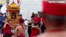 ▲當地的洗港科儀會先進行繞境（圖／寶島神很大提供） 