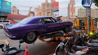 獨／嚇壞！大黃蜂同款雪佛蘭老車拖車險墜