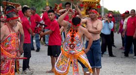 ▲甘羅太子淨化過火場（圖／寶島神很大提供） 