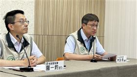 林詠青（右）說明麻疹個案。（圖／記者簡浩正攝影）