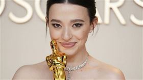 憑藉電影《艾諾拉》獲得第97屆奧斯卡最佳女主角獎的美國女演員麥琪麥迪遜（Mikey Madison）。（圖／達志／美聯社）