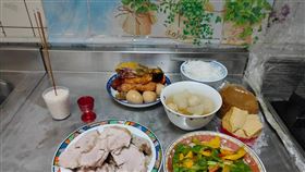 網友在林智群律師臉書留言分享拜地基主跟宵夜照。（圖／翻攝自林智群律師臉書）