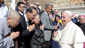 教宗方濟各逝世 慈濟證嚴緬懷弔唁羅馬天主教教宗方濟各逝世，慈濟證嚴法師表達無限緬懷與不捨。圖為2018年梵蒂岡時間9月12日教宗方濟各（右）在聖伯多祿廣場公開接見跨宗教團隊，肯定各宗教團體在慈善領域的合作。（慈濟基金會提供）中央社記者李先鳳傳真  114年4月22日