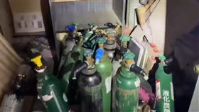 警方於現場破獲大量笑氣瓶。（圖／警方提供）