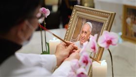 復活8日慶彌撒暨教宗方濟各追思禮儀（3）羅馬天主教教宗方濟各（Pope Francis）辭世，天主教台北總教區22日上午在台北總主教公署3樓大聖堂舉行復活8日慶彌撒暨教宗方濟各追思禮儀，現場進行上香，表達追悼。中央社記者王飛華攝  114年4月22日