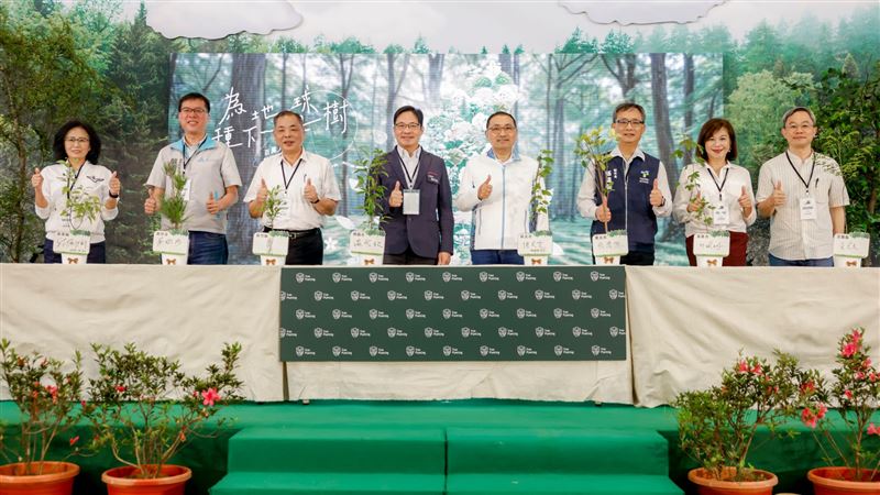 北臺8縣市共同發起「為地球種下一棵樹&mdash;百萬人種百萬樹」，期待號召民眾、企業及團體共同為這片土地種下一棵樹，以促進環境生態健康。（圖／新北市政府提供）