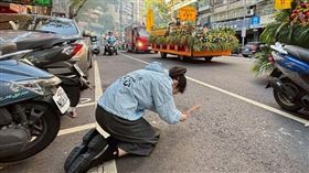 北市松山慈祐宮舉辦媽祖遶境，隊伍有經過服務處對面，徐巧芯上前參拜。（圖／翻攝自徐巧芯臉書）