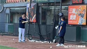 ▲平野惠一賽前親自指導宋晟睿短打。（圖／記者黃耿誼攝影）