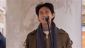 歌手柏霖在德國柏林體驗街頭藝人，演唱過去曾表演過的歌曲。（圖／翻攝自柏霖IG）