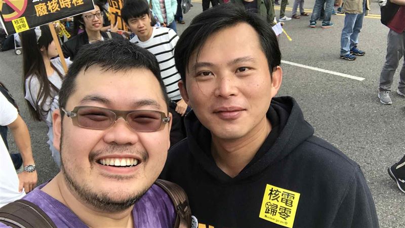 黃國昌(右)被爆，疑似有美國籍小孩。（圖／翻攝自四叉貓臉書）