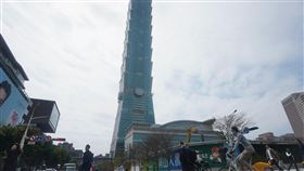 台經院發布1月製造業營業氣候測驗點（2）台經院25日公布1月3大產業營業氣候測驗點，製造業為98點，月增0.82點，呈現連續3個月上揚；服務業為96.23點，營建業為101.82點，雙雙終止連續3個月上升態勢，轉為下跌。圖為台北市街景。中央社記者徐肇昌攝  114年2月25日