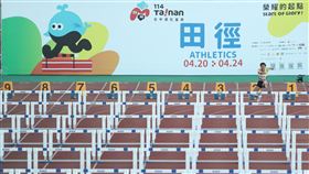 ▲梁雅晴比賽時遭對手推倒，導致無法完賽，申訴過後獲得重跑機會，整個田徑場只剩她一人獨跑，形成相當特別一幕。（圖／114年全中運執委會提供）