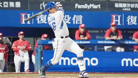 中華職棒22日在新莊棒球場舉行例行賽程，富邦悍將隊范國宸（圖）首局從味全龍投手王維中手中轟出3分砲，助隊奠定勝基，終場悍將就以5比2奪勝，范國宸獲選單場MVP。（富邦悍將提供）中央社記者楊啟芳傳真 114年4月22日