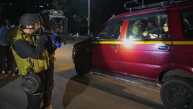 克什米爾驚傳歹徒開槍無差別襲擊遊客，當地警方實施站崗。（圖／美聯社／達志影像）