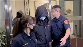▲鍾文智的妹妹、姪女和友人等一共4人被拘提到案，訊後交保。（圖／翻攝畫面）