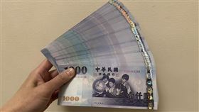新台幣/新鈔/鈔票/千元大鈔/換鈔(記者陳弋攝影，打資料照即可)