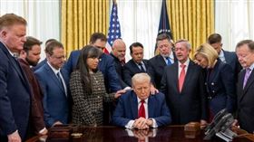 ▲夏學理教授分析，川普的一連串作為，似乎引起另類「焚書坑儒」？人才正「出逃」美國！。（圖／翻攝自Donald J. Trump ig）