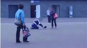 位於日本大阪市舉行的2025年世界博覽會，出現疑似警衛向男顧客下跪的事件。（圖／翻攝自X）