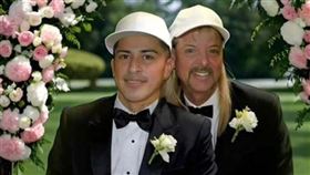 正在服刑中的「虎王」異國喬（Joe Exotic），近日宣布與獄中戀人、34歲豪爾赫・馬爾多納多（Jorge Maldonado）完成獄中婚禮。（圖／翻攝自IG）