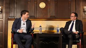 談裴洛西訪台 前白宮官員：令人不安但台處理得宜
2025/4/23 07:53（4/23 08:11 更新）
前白宮首席副國家安全顧問范納（左）22日出席喬治城大學座談，回應拜登政府對裴洛西訪台的內部討論為何等提問。座談主持人為前白宮國安會亞洲事務資深主任麥艾文（右）。中央社記者鍾佑貞華盛頓攝 114年4月23日