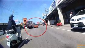 康橋，學生，車禍，肇事前行車影像曝，騎士目擊：搖搖晃晃蛇行、飄移(圖／翻攝畫面)