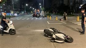 七堵區深夜爆發死亡車禍，3同事追撞成遺憾慘劇。（圖／翻攝畫面）