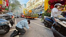 徐巧芯說，慈祐宮媽祖遶境，經過服務處對面，誠心祈求：風調雨順，國泰民安。（圖／翻攝自徐巧芯臉書）