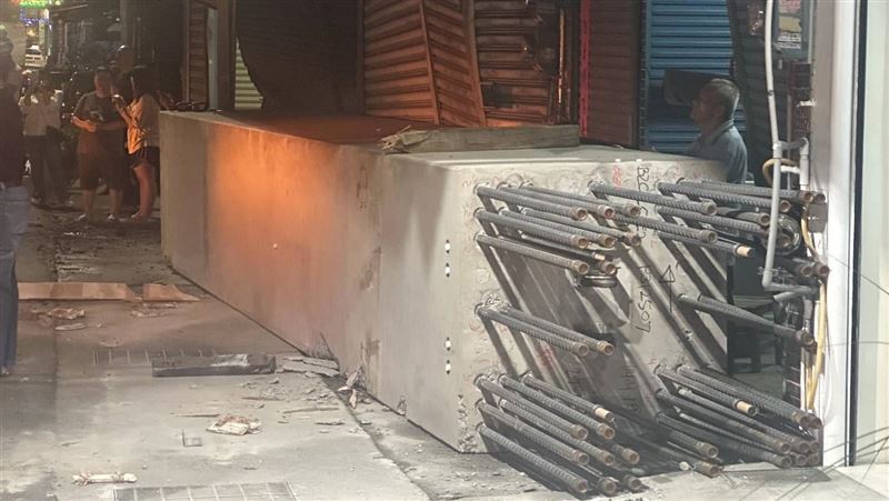 雲林拖板車過彎甩落「水泥柱」擊民宅鐵門