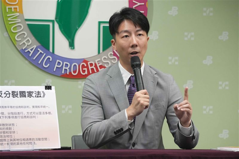 針對國民黨26日於凱道集會,吳崢痛批,藍白不敢反對中國獨裁。(圖/民進黨提供)