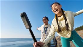全球運動相機品牌Insta360推出最新旗艦Insta360 X5，搭載更大尺寸感光元件與高速三核心 AI 晶片，實現突破性的 8K 影像品質與先進AI低光模式。其擁有更為堅固耐用的機身、拆卸式鏡頭設計、長效電池續航力與15公尺防水性能，是創作者征服各種嚴峻環境的最佳夥伴。