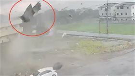苗栗颳龍捲風！大鐵皮飛上天　騎士慘摔車