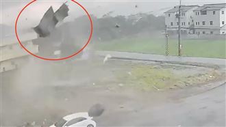 苗栗颳龍捲風！大鐵皮飛上天　騎士慘摔車