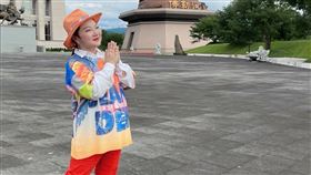 白冰冰拜彌勒佛。（圖／長興影視提供）