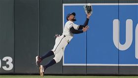 ▲雙城中外野手巴克斯頓（Byron Buxton）撲接美技沒收追平安。（圖／美聯社／達志影像）